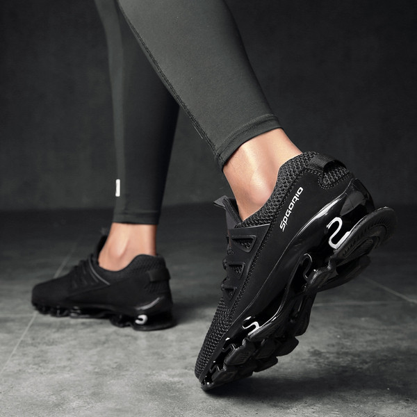 Μοντέρνα αθλητικά ανδρικά παπούτσια σε μαύρο, γκρι και κόκκινο χρώμα