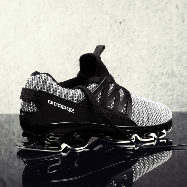 Μοντέρνα αθλητικά ανδρικά παπούτσια σε μαύρο, γκρι και κόκκινο χρώμα