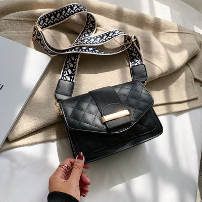 Μοντέρνα γυναικεία τσάντα με μεταλλική πρόσδεση και μεγάλη λαβή