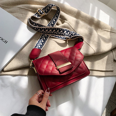 Μοντέρνα γυναικεία τσάντα με μεταλλική πρόσδεση και μεγάλη λαβή