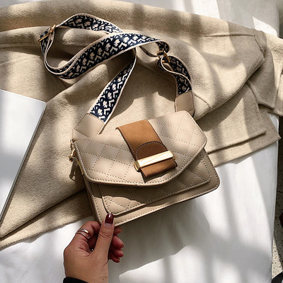 Μοντέρνα γυναικεία τσάντα με μεταλλική πρόσδεση και μεγάλη λαβή