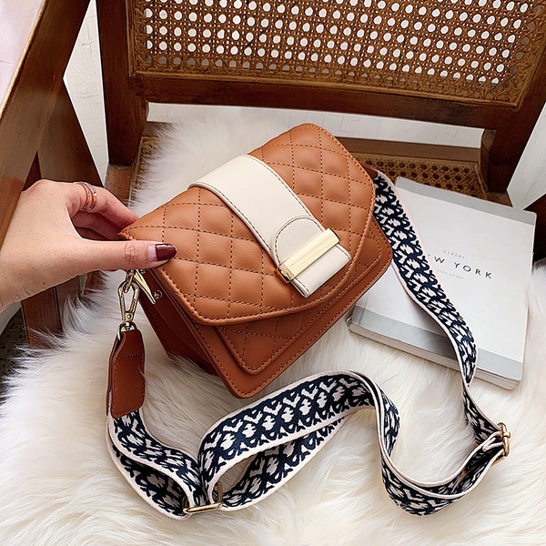 Μοντέρνα γυναικεία τσάντα με μεταλλική πρόσδεση και μεγάλη λαβή