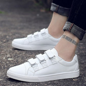 Modern férfi tornacipő matricákkal és lapos talppal, három színben