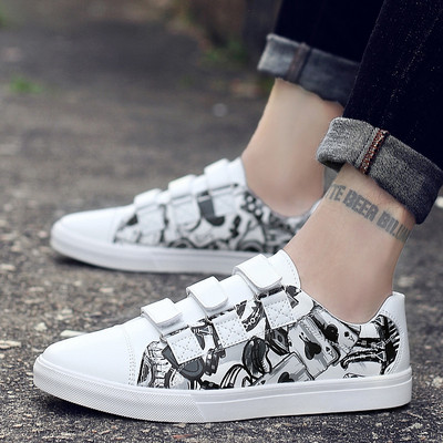 Modern férfi tornacipő matricákkal és lapos talppal, három színben