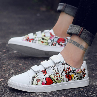 Modern férfi tornacipő matricákkal és lapos talppal, három színben