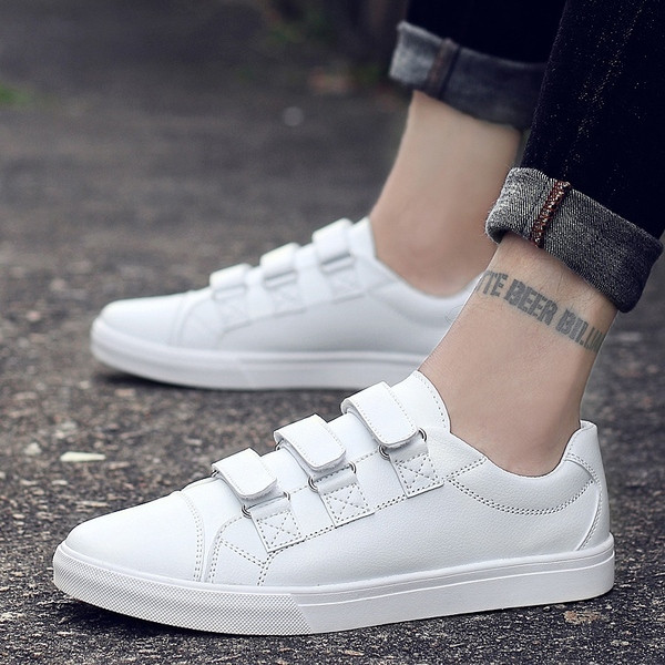 Modern férfi tornacipő matricákkal és lapos talppal, három színben