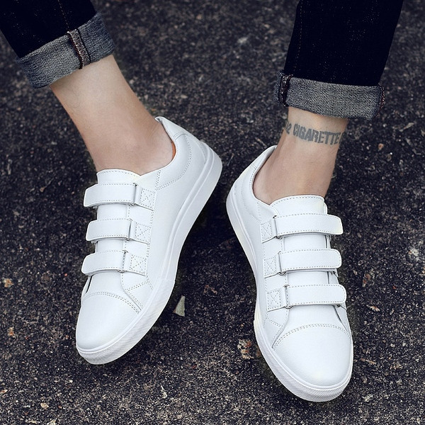 Modern férfi tornacipő matricákkal és lapos talppal, három színben