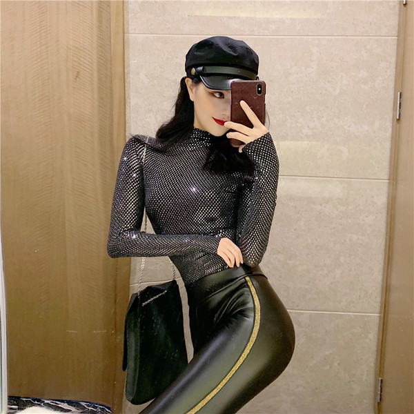 Bluză de damă modernă cu guler polo și efect strălucitor în argintiu și negru