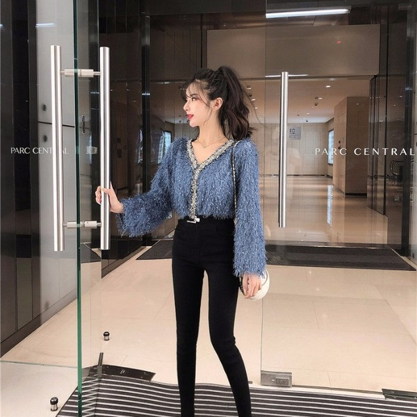 Női pulóver spitz nyakkivágással, rózsaszín és kék rojtokkal