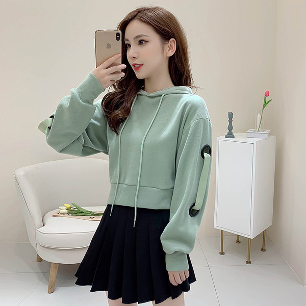 Hanorac scurt de dama actual in trei culori cu gluga