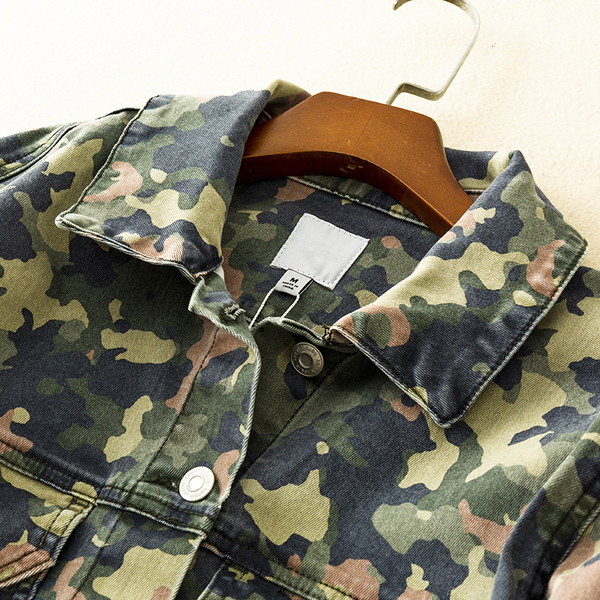 Μοντέρνο γυναικείο τζιν μπουφάν με τσέπες και κουμπιά σε πράσινο χρώμα