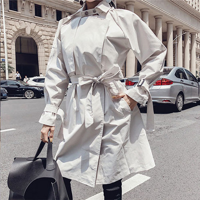 Μακρύ λεπτό παλτό σε λευκό χρώμα με κορδόνια στη μέση