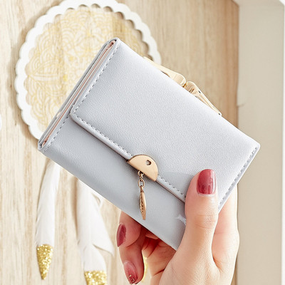 Γυναικείο πορτοφόλι με μεταλλικό κρεμαστό κόσμημα σε κίτρινο, πράσινο, μπλε, ροζ και μαύρο χρώμα