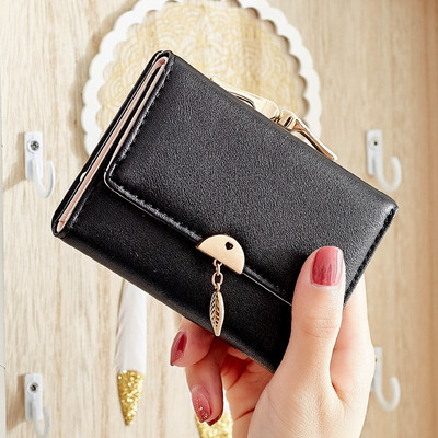 Γυναικείο πορτοφόλι με μεταλλικό κρεμαστό κόσμημα σε κίτρινο, πράσινο, μπλε, ροζ και μαύρο χρώμα