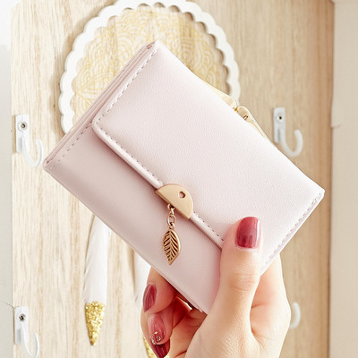 Γυναικείο πορτοφόλι με μεταλλικό κρεμαστό κόσμημα σε κίτρινο, πράσινο, μπλε, ροζ και μαύρο χρώμα