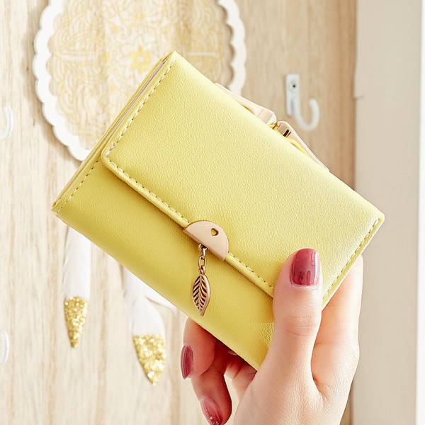 Γυναικείο πορτοφόλι με μεταλλικό κρεμαστό κόσμημα σε κίτρινο, πράσινο, μπλε, ροζ και μαύρο χρώμα