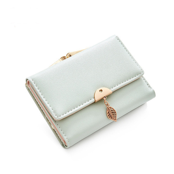 Γυναικείο πορτοφόλι με μεταλλικό κρεμαστό κόσμημα σε κίτρινο, πράσινο, μπλε, ροζ και μαύρο χρώμα