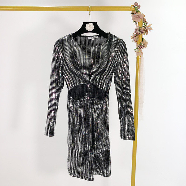 Rochie scurta moderna de culoare argintie cu efect stralucitor si decupaje