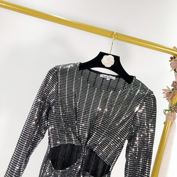 Rochie scurta moderna de culoare argintie cu efect stralucitor si decupaje