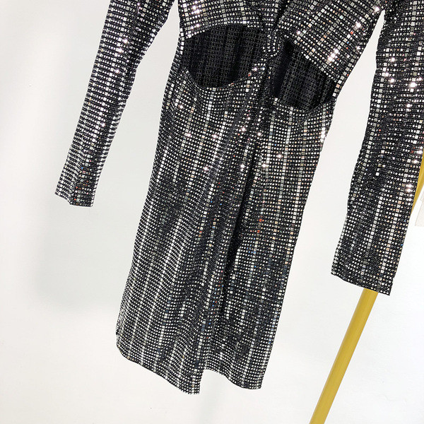 Rochie scurta moderna de culoare argintie cu efect stralucitor si decupaje