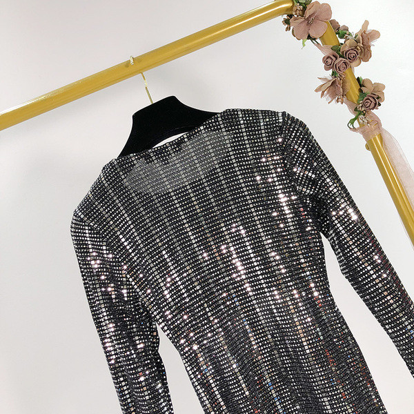 Rochie scurta moderna de culoare argintie cu efect stralucitor si decupaje