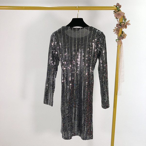 Rochie scurta moderna de culoare argintie cu efect stralucitor si decupaje