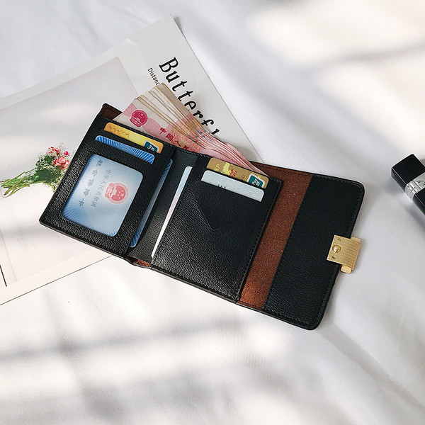 Poșetă modernă din piele ecologică în relief și element metalic