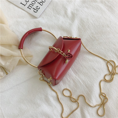 Μοντέρνα γυναικεία τσάντα με μεταλλικά στοιχεία σε κόκκινο, καφέ, κίτρινο και λευκό χρώμα