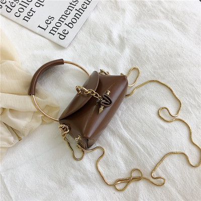 Μοντέρνα γυναικεία τσάντα με μεταλλικά στοιχεία σε κόκκινο, καφέ, κίτρινο και λευκό χρώμα