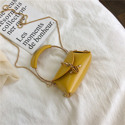 Μοντέρνα γυναικεία τσάντα με μεταλλικά στοιχεία σε κόκκινο, καφέ, κίτρινο και λευκό χρώμα