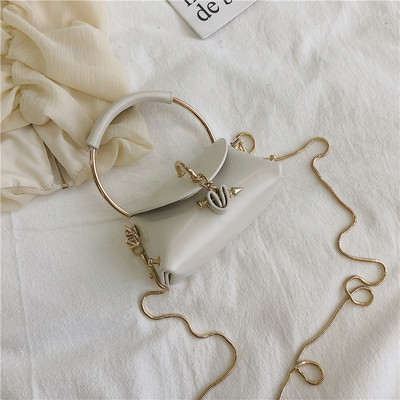 Μοντέρνα γυναικεία τσάντα με μεταλλικά στοιχεία σε κόκκινο, καφέ, κίτρινο και λευκό χρώμα