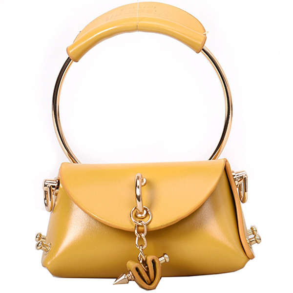 Μοντέρνα γυναικεία τσάντα με μεταλλικά στοιχεία σε κόκκινο, καφέ, κίτρινο και λευκό χρώμα