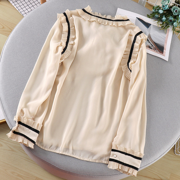 Cămașă de damă cu panglică și nasturi în alb și bej