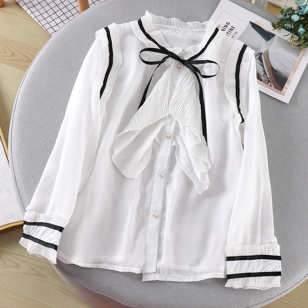 Cămașă de damă cu panglică și nasturi în alb și bej
