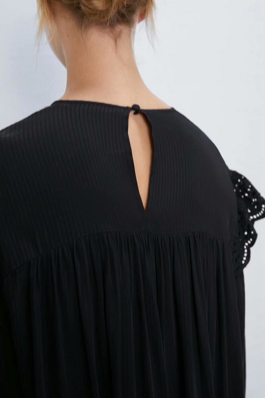 Γυναικεία μπλούζα με δαντέλα σε μαύρο χρώμα