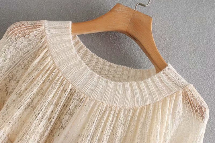 Női kötött pulóver csipkével, fehér színben