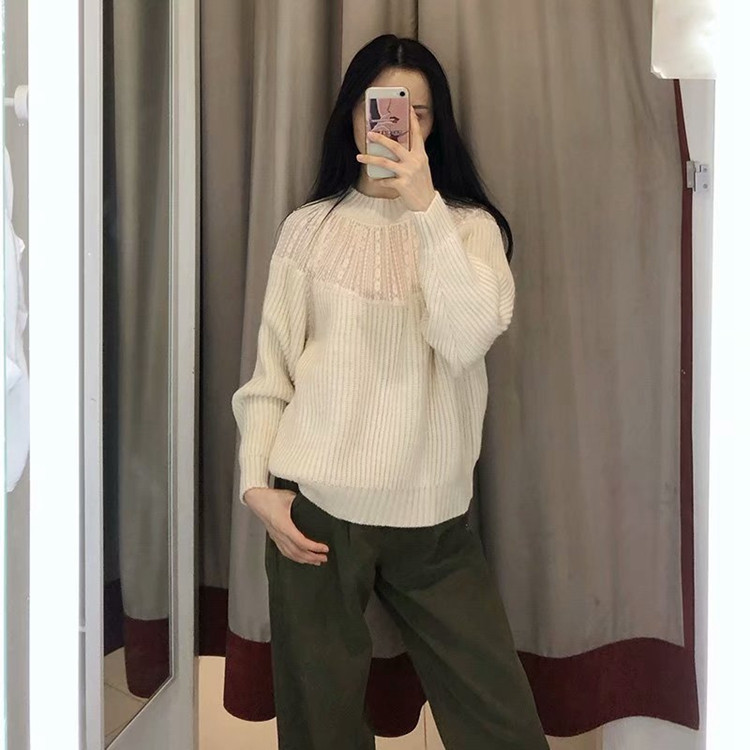 Női kötött pulóver csipkével, fehér színben