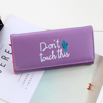 Γυναικείο πορτοφόλι με ροζ, μαύρο, μοβ και μπλε χρώμα με γράμματα