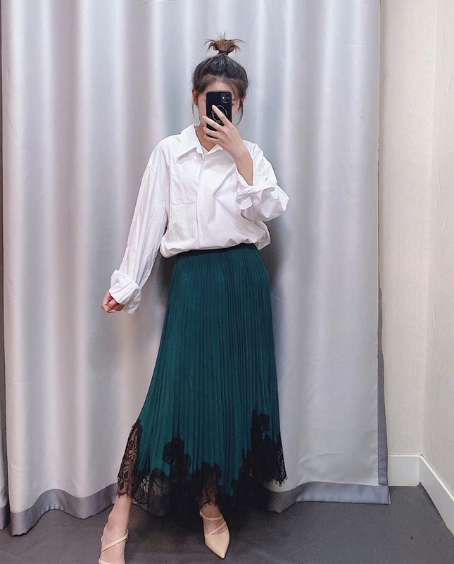 Fusta lunga plisata cu dantela de culoare verde