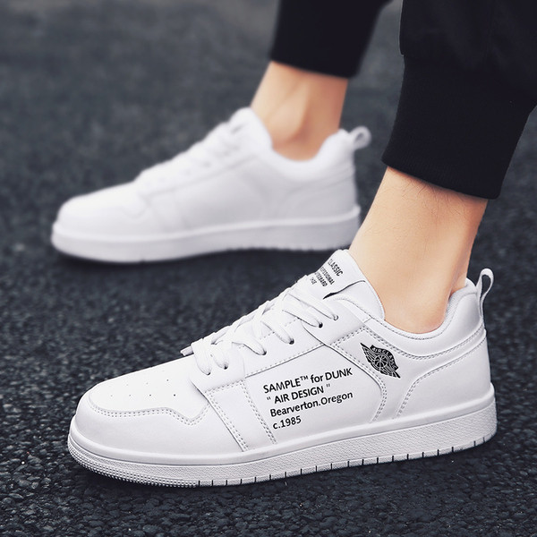 Adidași bărbați din piele cu inscripție în negru, roșu și alb