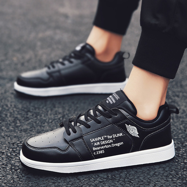 Adidași bărbați din piele cu inscripție în negru, roșu și alb