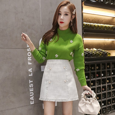 Μοντέρνα κοντή γυναικεία φούστα με κουμπιά σε μπλε, πράσινο και μπεζ χρώμα