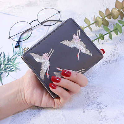 Γυναικείο πορτοφόλι με κεντήματα σε μαύρο, ροζ, γκρι, πράσινο και μπορντό χρώμα