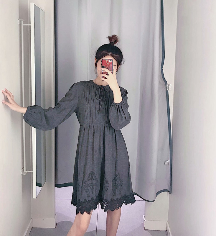 Rochie scurta casual de dama cu broderie si dantela intr-o culoare inchisa