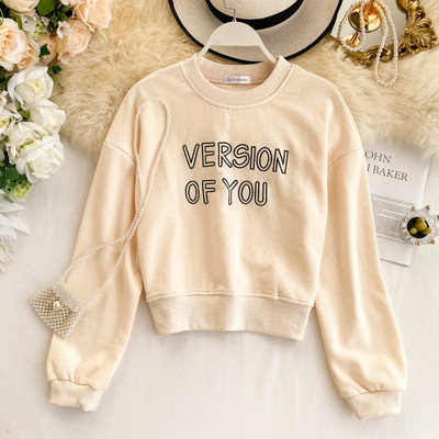 Модерна дамска блуза с надпис и обло деколте 