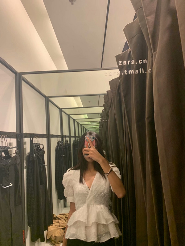 Bluză scurtă din dantelă cu decolteu adânc și mâneci scurte de culoare albă