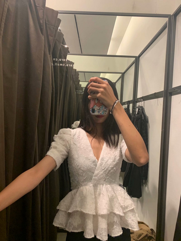 Bluză scurtă din dantelă cu decolteu adânc și mâneci scurte de culoare albă