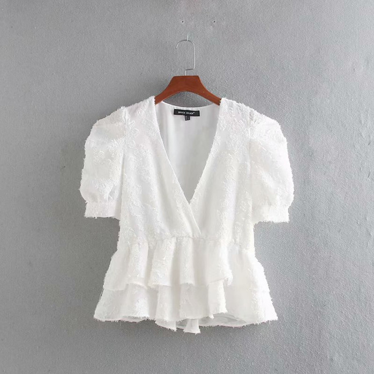 Bluză scurtă din dantelă cu decolteu adânc și mâneci scurte de culoare albă