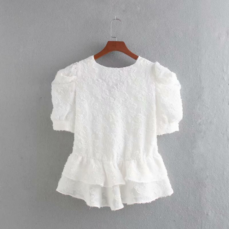 Bluză scurtă din dantelă cu decolteu adânc și mâneci scurte de culoare albă