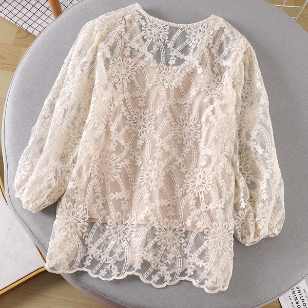 Модерна дамска блуза с копчета и дантела в бял,черен и бежов цвят